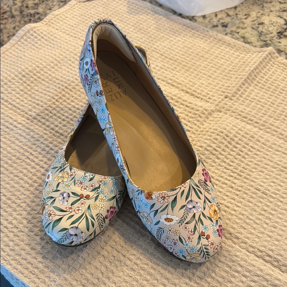 Naturalizer Cream Flats with Floral Design - Picture 2 of 4